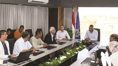 محافظ أسوان يناقش مشروع الفاو لتحسين الممارسات الزراعية داخل 12 قرية 