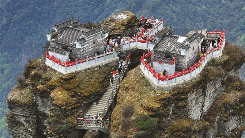 انهيار جدار خلال