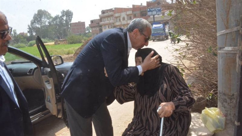 محافظ الغربية بقرية