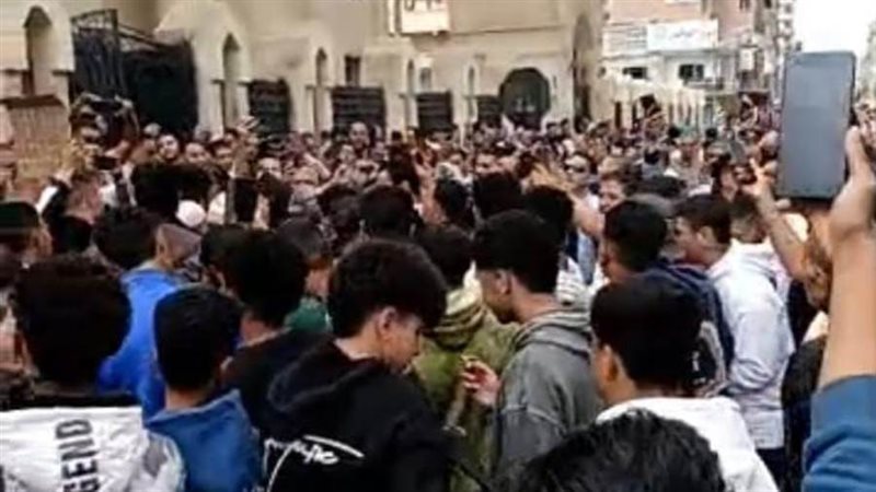 تجمهر الأهالى أمام