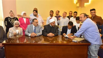 محافظ أسيوط يشهد حفل عقد قران عروسين من دور الأيتام ويوقع كوكيل للعروس