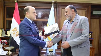 محافظ كفر الشيخ يُكرّم مدير عام ووكيل الشؤون القانونية تقديرًا لتميزهم فى العمل