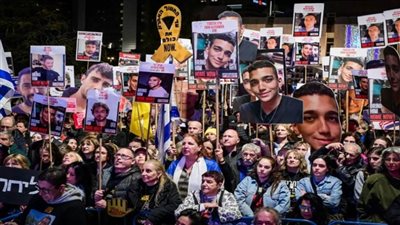 عائلات الأسرى الإسرائيليين تطالب بإسقاط حكومة نتنياهو وإنهاء الحرب فورا
