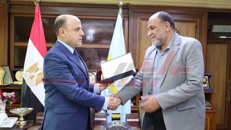 المحافظ يكرم بدر