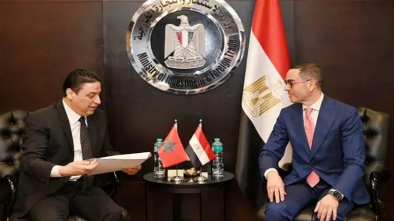 وزير الاستثمار مع