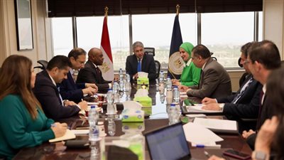 وزير السياحة والآثار يلتقي سكرتير عام منظمة الدول الثماني للتعاون الاقتصادي