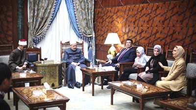شيخ الأزهر يستقبل والدة الطالب الأزهري محمد أحمد.. ويؤكد: أم مثالية قدمت نموذجًا في التضحية