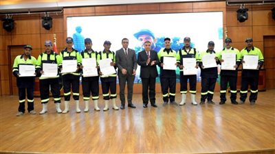 محافظ الدقهلية يكرم 50 عاملًا بمناسبة عيد العمال