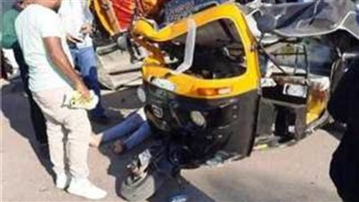 إصابات خطيرة لأربعة أشخاص إثر اصطدام سيارة وتوك توك