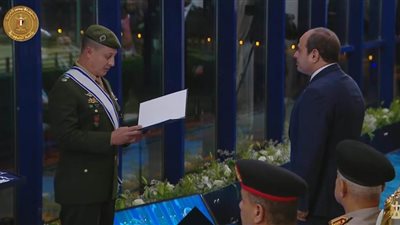  رئيس المجلس الدولي للرياضة العسكرية يمنح الرئيس السيسي العضوية الفخرية ووسام الاستحقاق