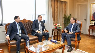 وزير قطاع الأعمال العام يبحث مع رئيس هيئة الرعاية الصحية تعزيز التعاون المشترك لدعم الصناعة الوطنية 