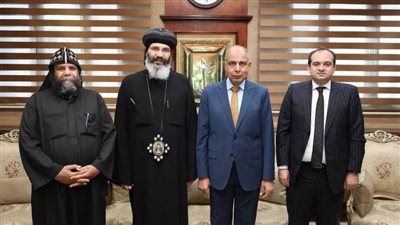 محافظ المنيا يلتقي وفد دير العذراء بالبهنسا لتسليم عقود تقنين أوضاع 52 فدانا 