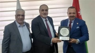 تكريم رئيس نقابة المرافق العامة لتعزيز العلاقات الثنائية على مستوى المنظمات النقابية