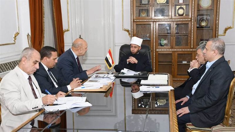 وزير مع رئيس هيئة