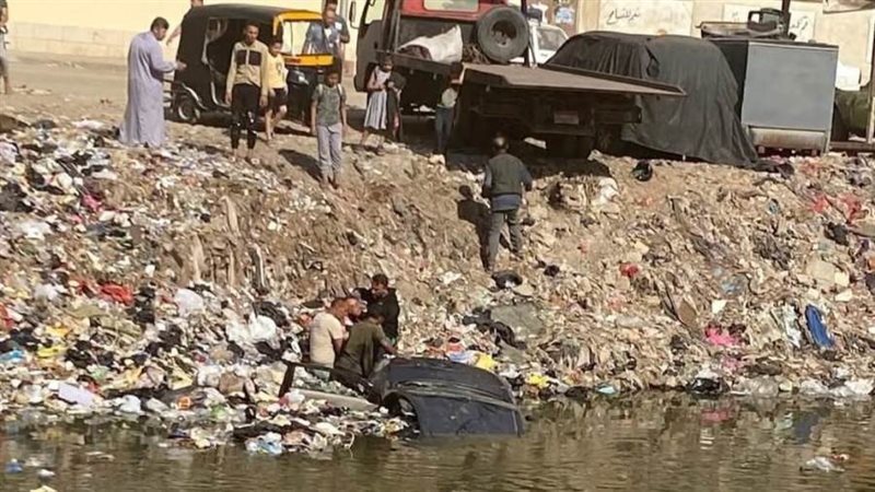 سقوط سيارة ملاكى