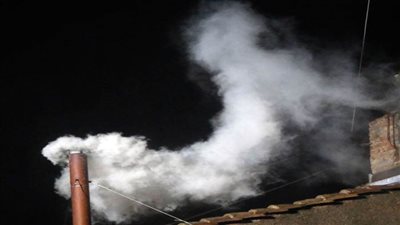 تصاعد الدخان الأبيض.. الكرادلة الكاثوليك ينتخبون البابا الجديد