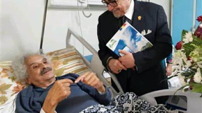 وفد برئاسة نقيب كتاب مصر يزور الروائي الكبير صنع الله إبراهيم في معهد ناصر