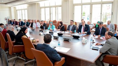 رئيس جامعة بني سويف يرأس لجنة تسيير أعمال الجامعة الأهلية