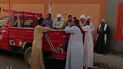 أهالي نجع أبوكريم ينتظرون أمام مستشفى ديرمواس جنوب المنيا.. صور