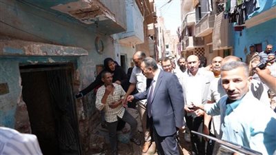 محافظ أسيوط يتفقد منطقة المصلة ويوجه بحل عاجل لمشكلة الصرف الصحي