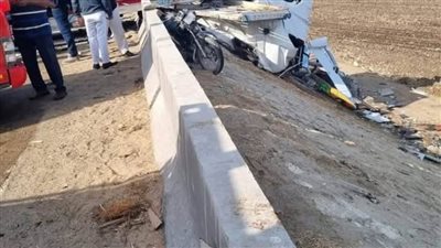 وفاة شخص وإصابة آخر في حادث تصادم سيارة نقل وسوزوكي بالشرقية 