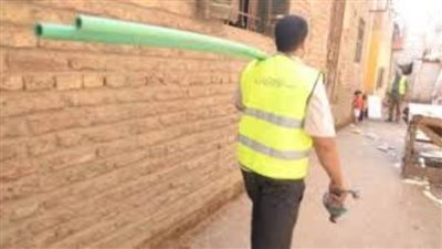 الأورمان تركيب (201) وصلة مياه مجانية للأسر الأولى بالرعاية بأسوان 