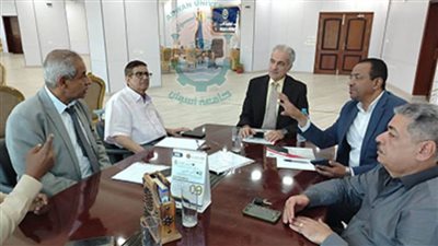 القائم بأعمال رئيس جامعة أسوان يناقش معايير الجودة والاعتماد بكليات الجامعة