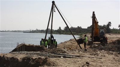 محافظ بني سويف يتفقد العمل بمشروع المرسى السياحي شرق النيل