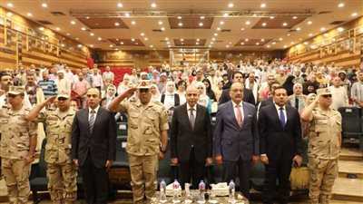 محافظ المنيا يكرم عددًا من أسر الشهداء والمصابين ويؤكد: الشهداء رمز الفداء