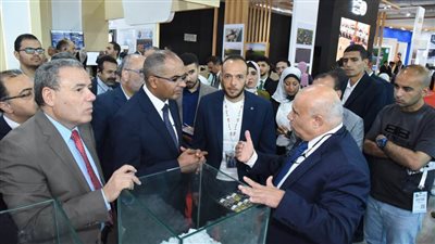 نائب وزير الإسكان يعرب عن سعادته بوجود منتجات وطنية بمعرض تنقية المياه وتريكس