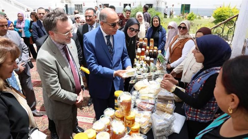 محافظ المنيا والسفير