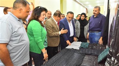 محافظ أسيوط يتفقد تدريب 60 فتاة على صناعة 