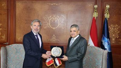 حوافز وتخفيضات بنسبة 15٪ من رسوم عبور سفن الحاويات ذات حمولة صافية 130 ألف طن