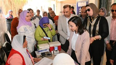 نظمتها اللجنة الطبية العليا بمجلس الوزراء..محافظ البحيرة تتفقد قافلة طبية مجانية بمركز ناصر الطبي