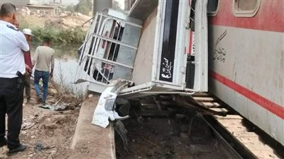 العناية الإلهية تنقذ ركاب قطار تصادم بسيارة فى محطة أبوزعبل بالخانكة