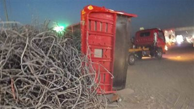 انقلاب سيارة محملة بالحديد بالطريق الزراعي ببنها دون خسائر بشرية 