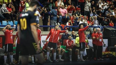 كريم هنداوي يتدخل لإنهاء مشادة بين الأهلي والترجي التونسي في نهائي السوبر الإفريقي لليد