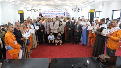 الشابات المسلمات تكرم عمال مشروع النظافة والأمهات المثاليات لأطفال أيتام ببني سويف