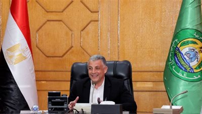 محافظ الإسماعيلية يسلم تأشيرات الحج وتذاكر السفر لحجاج الجمعيات الأهلية 