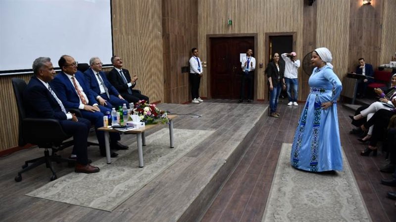 هوية عرض أزياء طلابي