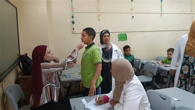 الكشف على 145 حالة بقافلة جامعة بنها الطبية لطلاب مدارس القليوبية 