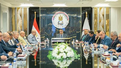 وزير الإنتاج الحربي يجتمع برؤساء المصانع لمتابعة المشروعات التجاري تنفيذها