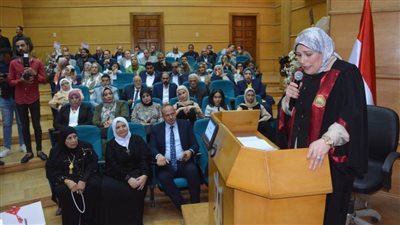 بالصور.. محافظ الغربية يشهد مناقشة دكتوراه مديرة مكتبه حول رأس المال الفكري وإدارة الأزمات