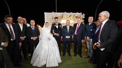 محافظ أسيوط يشهد حفل زفاف فتاة يتيمة ويوجه بتوفير كافة مستلزمات الحياة الكريمة لها