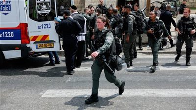 استشهاد المنفذ.. إصابة شرطي إسرائيلي بعملية طعن على أبواب الأقصى 