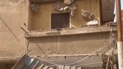 شاهد.. سقوط بلكونة عقار قديم على سيارة أجرة بمنطقة السناهرة بكفر الدوار 