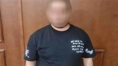 حقيقة قيام فرد شرطة يستقل سيارة نقل أموال برفقة قائدها بالسير عكس الاتجاه 