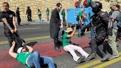 إسرائيل: الاعتداء على متظاهرين يطالبون بإعادة الأسرى