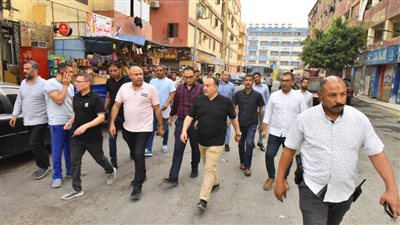 محافظ أسيوط يقود حملة موسعة لإزالة الإشغالات بحي غرب ويقرر غلق مطعم غير مرخص