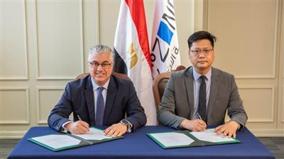 رئيس اقتصادية قناة السويس يوقع عقد مشروع 